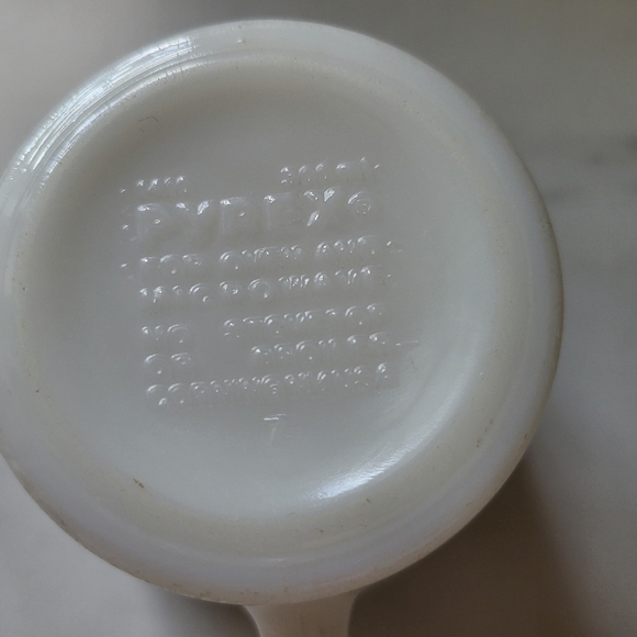 Vintage Pyrex mugs - Picture 2 of 4